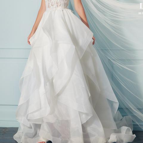 PASSIONS by LILLY » Raffinerade brudklänningar för true fashionistas.