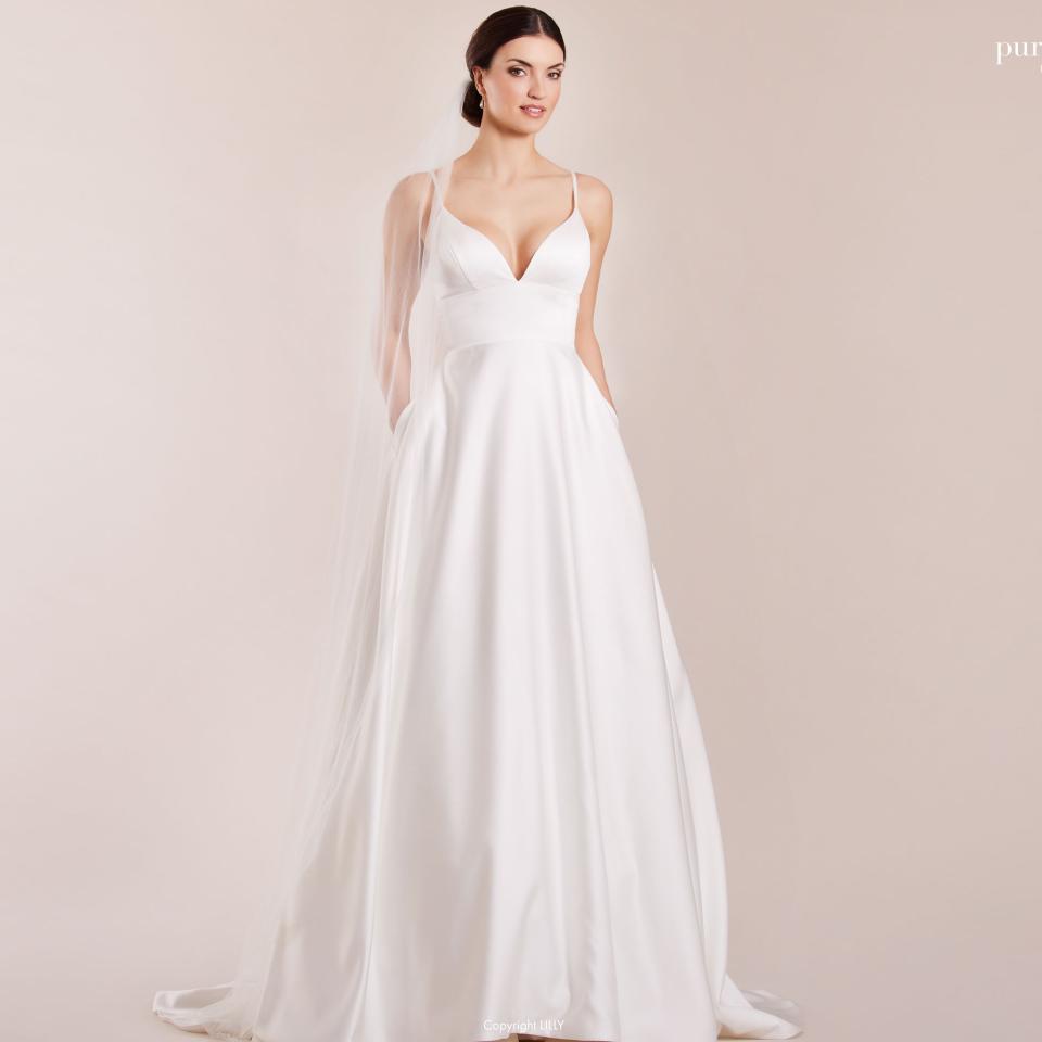 Enkel cremefarvet satin brudekjole